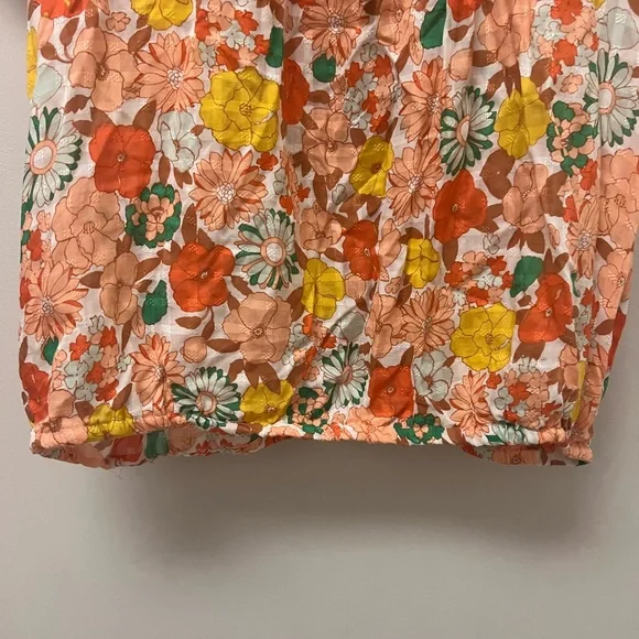 SOLD! Women’s Short Sleeve V Neck Floral Blouse - Picture 4 of 4
